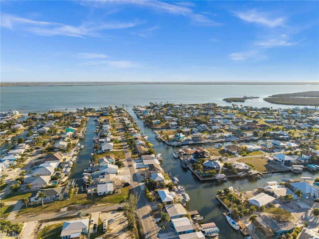 Image 2: Quick Deep Water Access to the Bay & Gulf