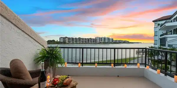 111 La Peninsula BLVD