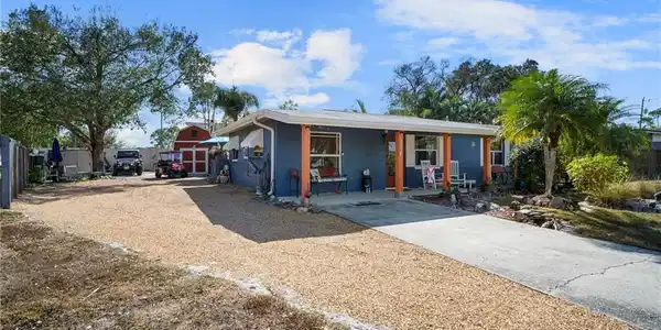 2114 E Gardenia CIR