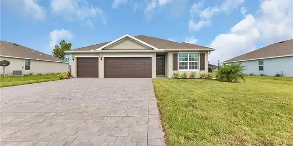 16048 Alcira CIR