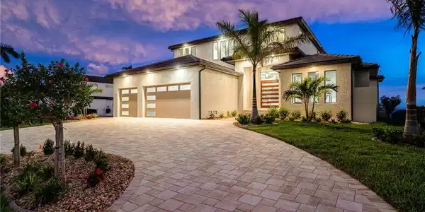 1024 Dolphin DR