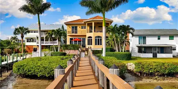 82 Dolphin CIR