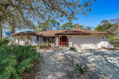 7611 Tania LN