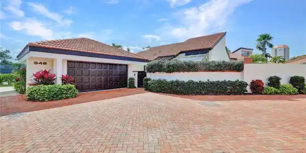548 Bay Villas LN