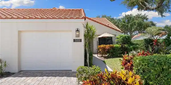 555 Beachwalk CIR