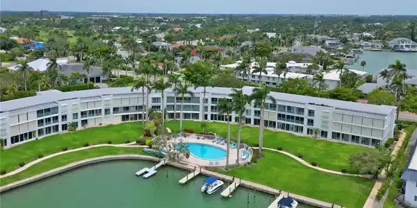 383 Harbour DR