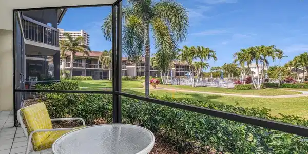 525 Seaview CT