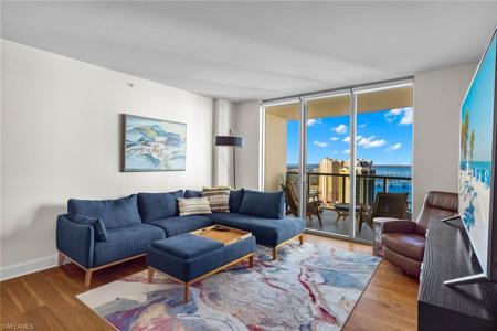 3000 Oasis Grand BLVD