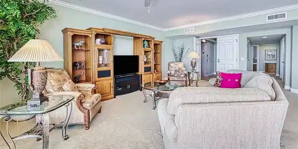 Image 4: LIV_area_looking_to_Foyer