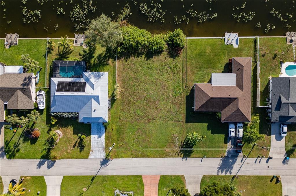 Image 3: Neighbors each have a fenced yard.