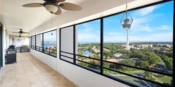 Image 2: 65' of screened in balcony-mid day for lunch
