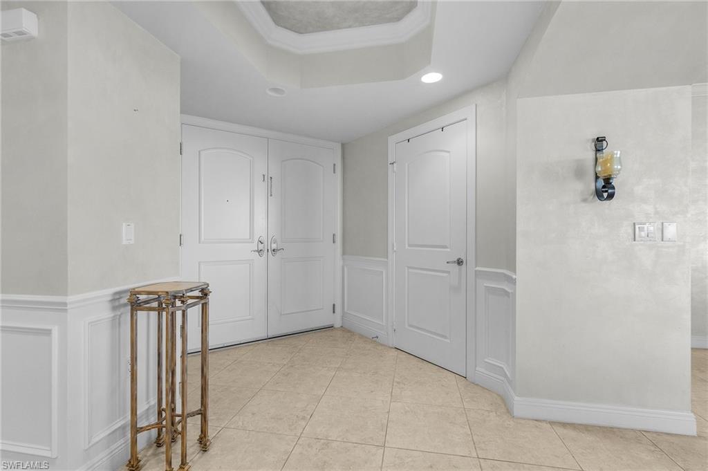 Image 4: Foyer