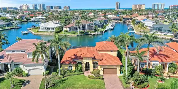 246 Edgewater CT