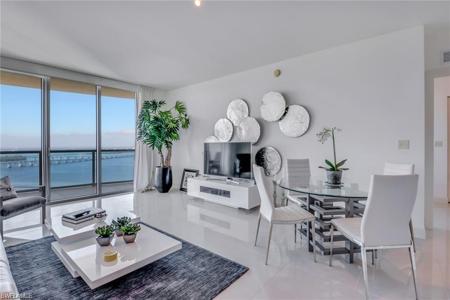 3000 Oasis Grand BLVD