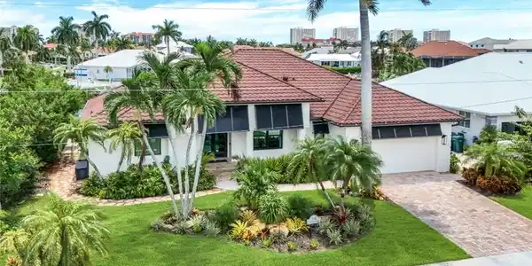 338 Edgewater CT