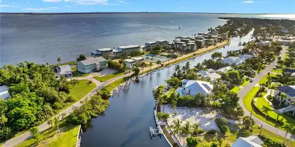 842 Limpet DR