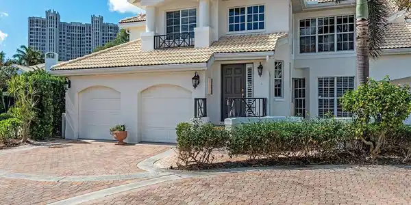 6825 San Marino DR