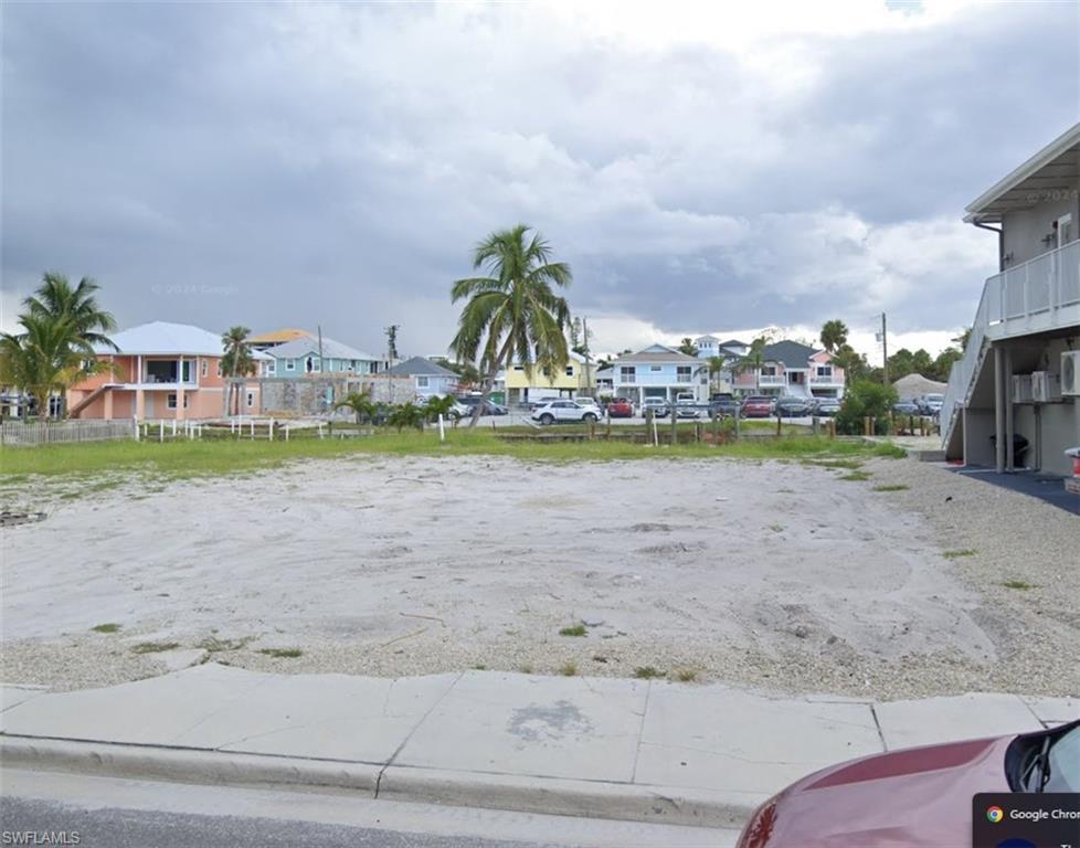 Image 2: View of yard