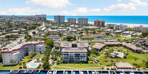 693 Seaview CT