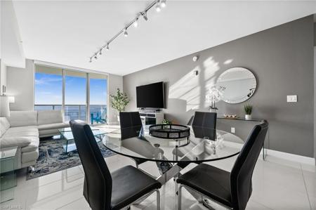 3000 Oasis Grand BLVD
