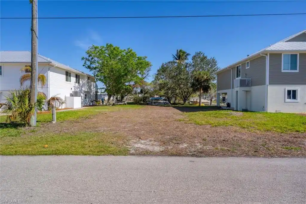 Image 1: View of yard