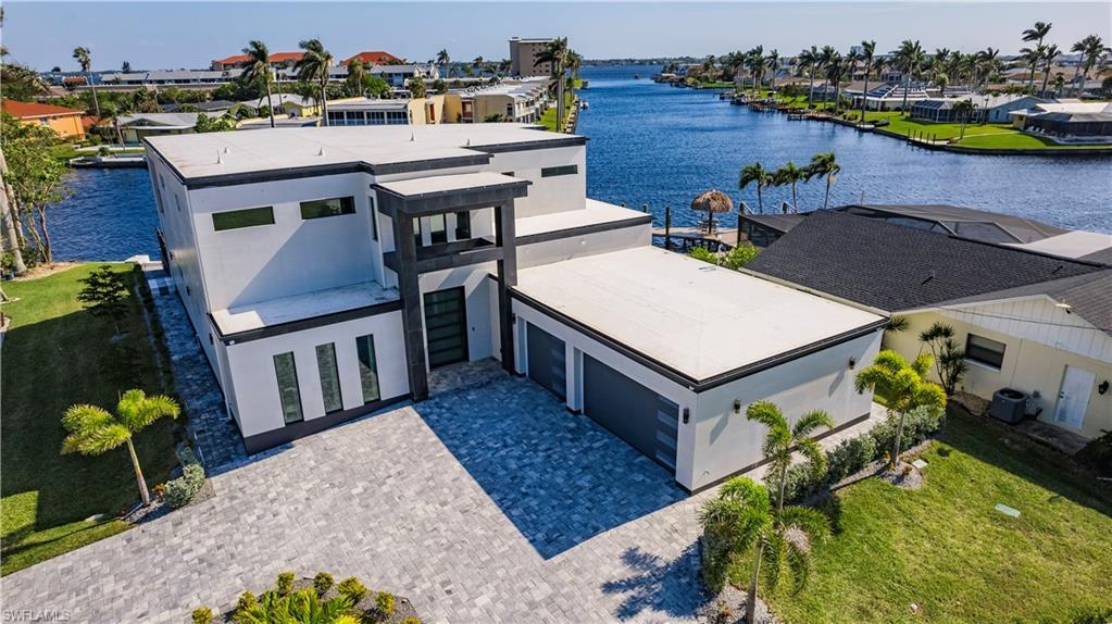 Image 2: Ultra Modern Intersecting Canal Home