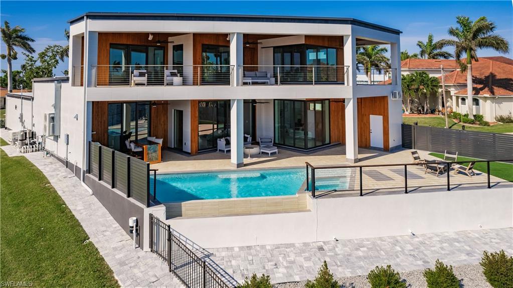 Image 3: Stunning Water Views