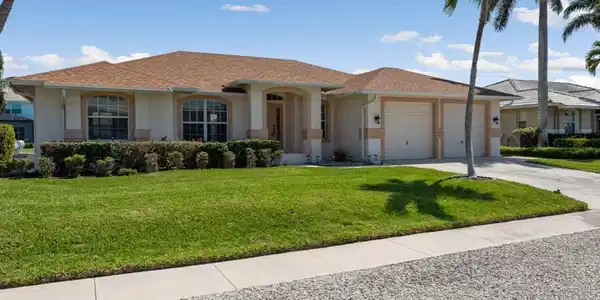 371 Edgewater CT