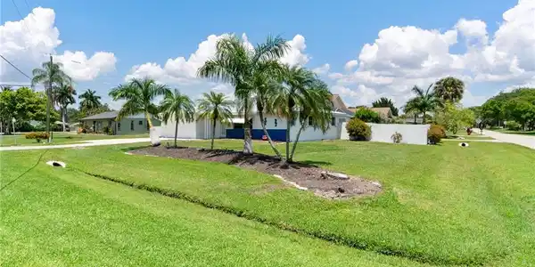 390 Valley DR