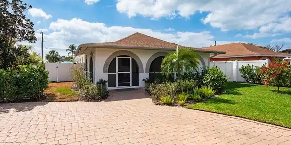 698 99th AVE N
