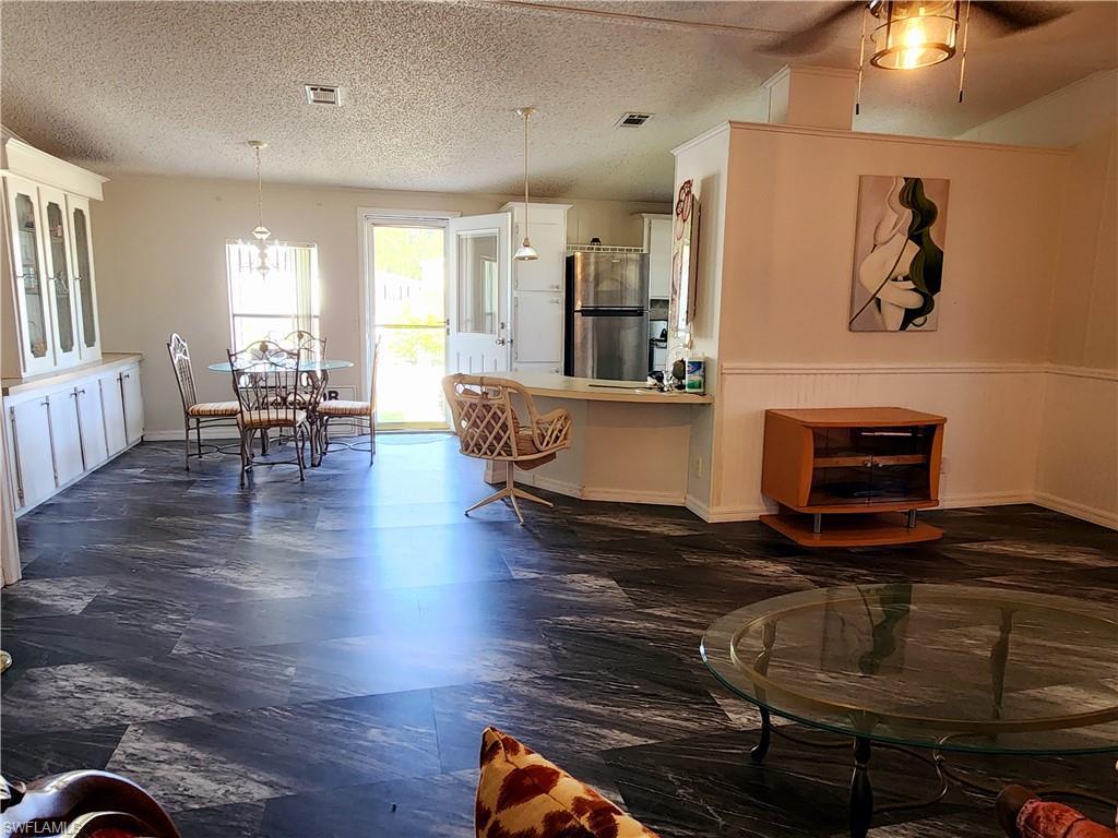 Image 4: Spacious Living Room