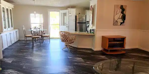 Image 4: Spacious Living Room