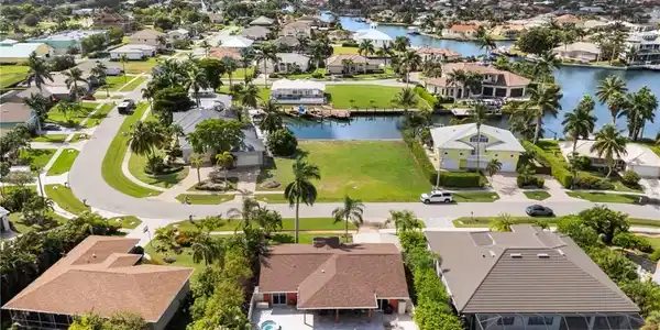 121 S Bahama AVE