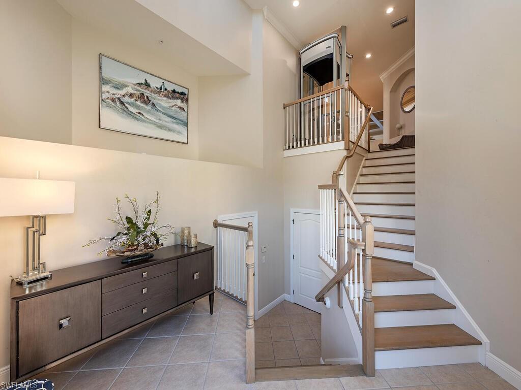 Image 3: Entry way capturing elevator