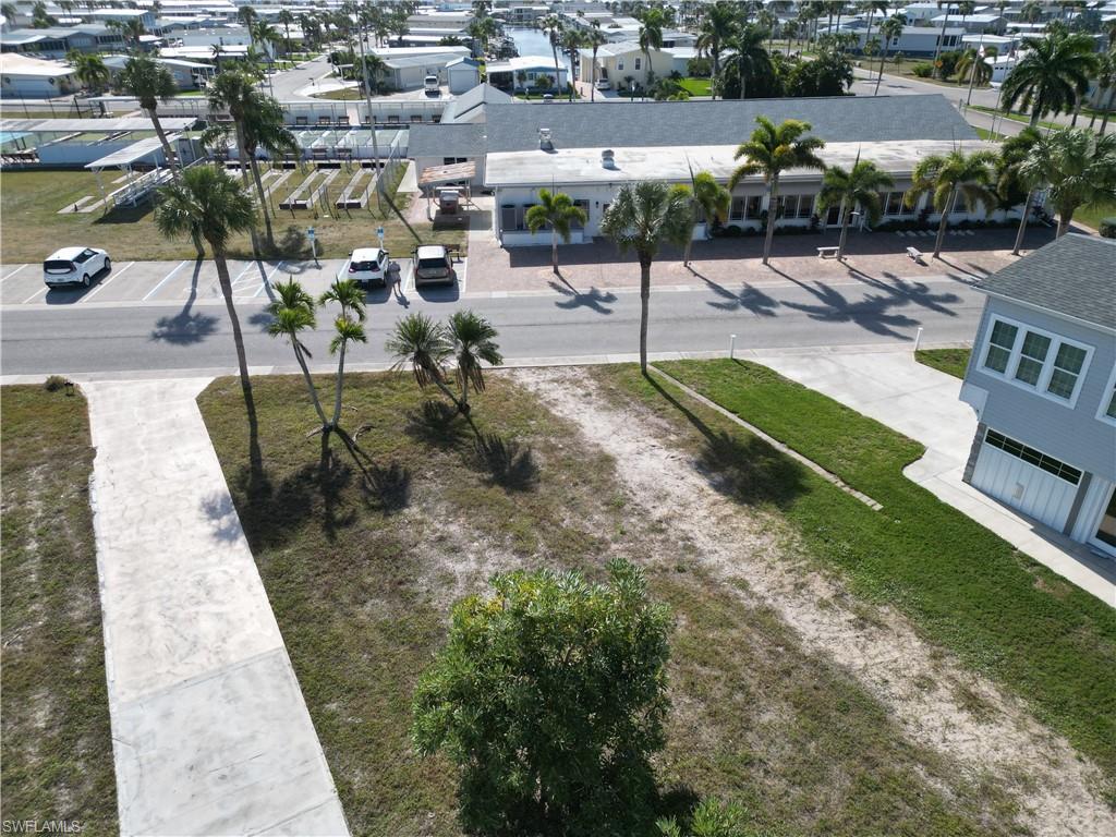 Image 3: Conveniently located across from the community recreation area