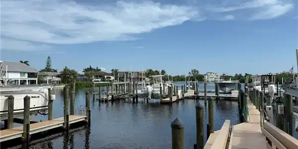 Image 4: Stagging Slips/Docks