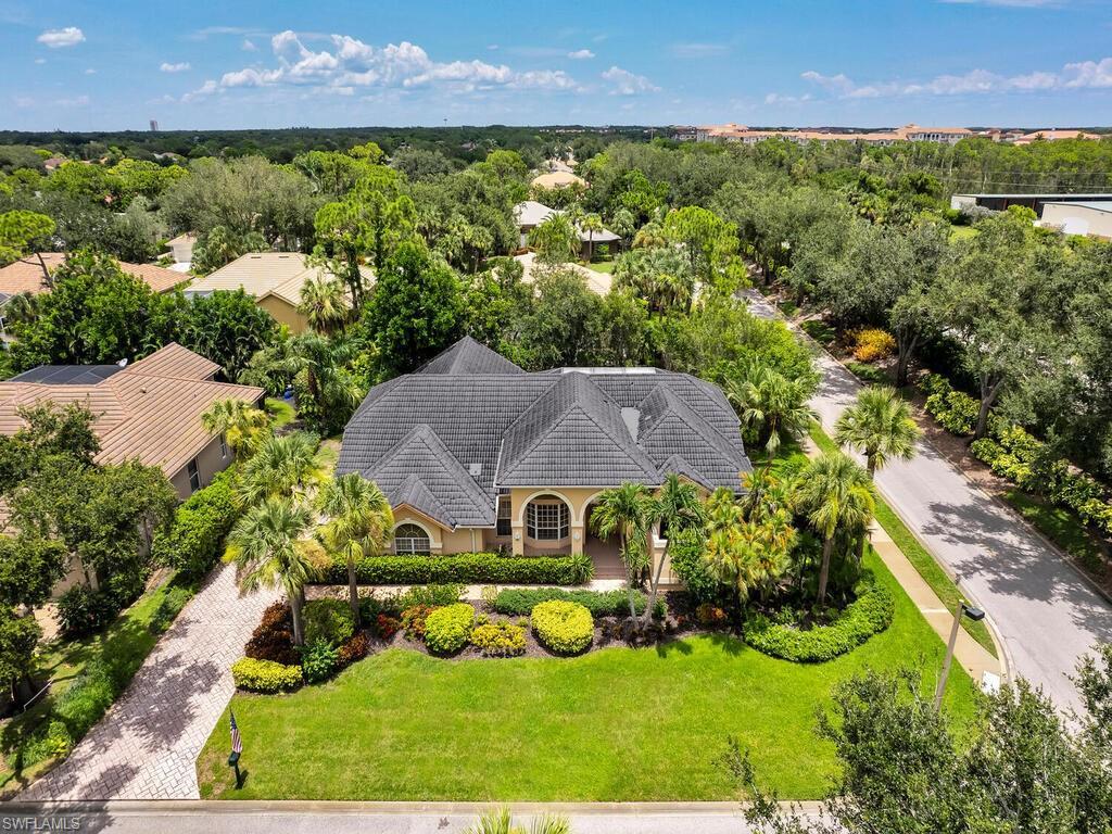 Image 3: Estate Home On Oversized Corner Parcel