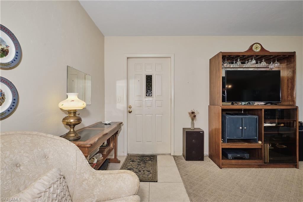 Image 4: View of tiled foyer entrance