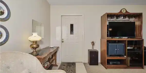 Image 4: View of tiled foyer entrance