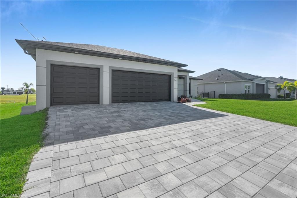 Image 2: Garage with decorative driveway
