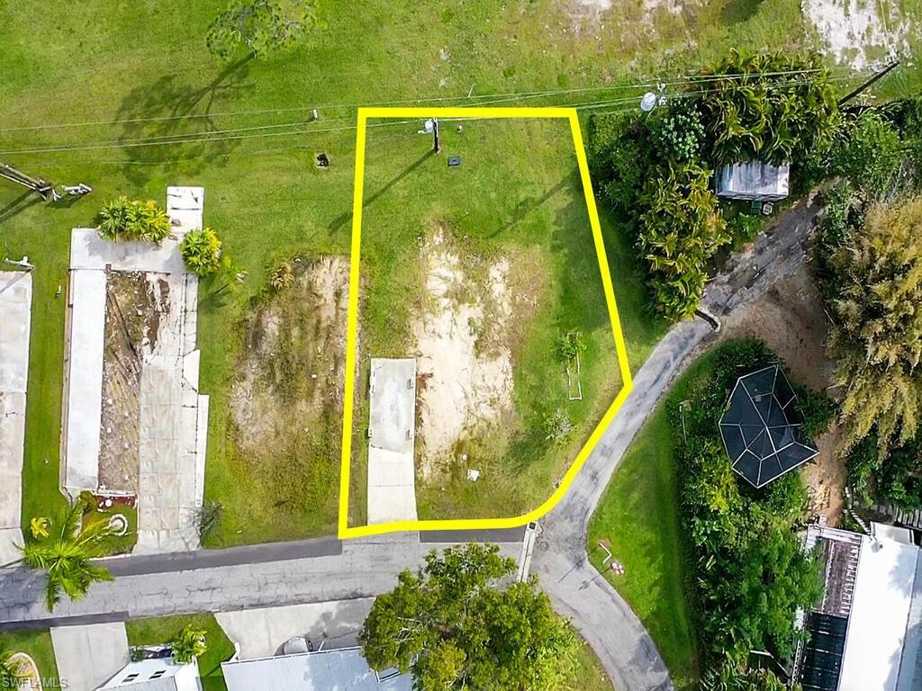 Image 1: Aerial view of property and surrounding area with property boundaries highlighted