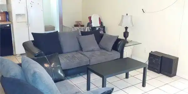 Image 4: Living area with light tile patterned flooring
