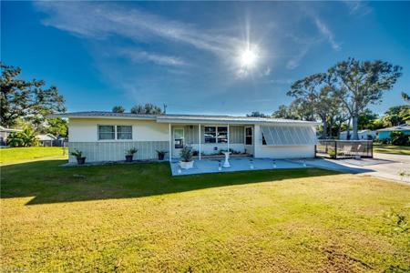 1614 Vivian LN