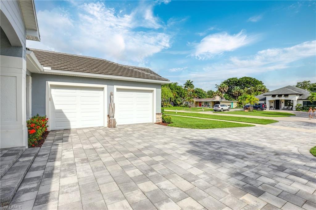 Image 4: Garage with a yard