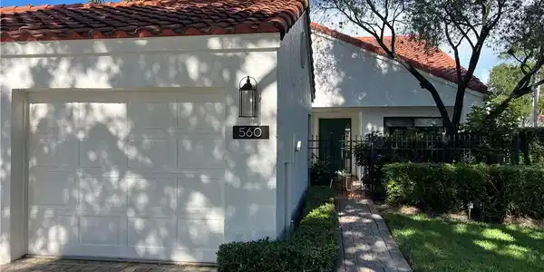 560 Beachwalk CIR