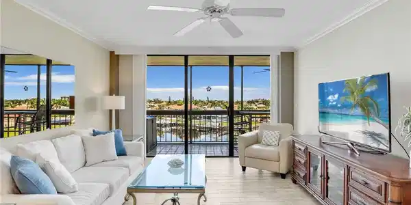 693 Seaview CT