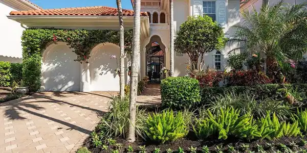 8808 La Palma LN