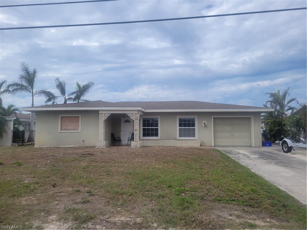 Image 1: Siesta Isles.  1.2 miles from the Gulf of Mexico.    Many new homes being built on this street.