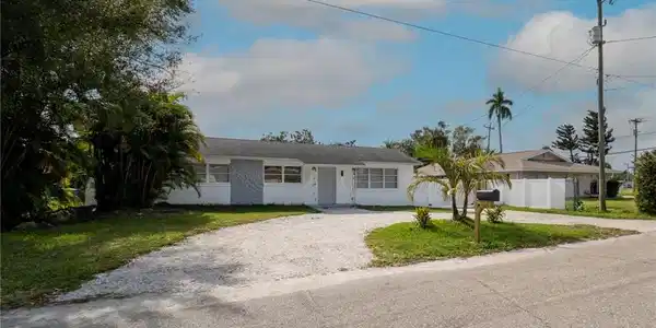 Image 4: Ranch-style home with a front yard