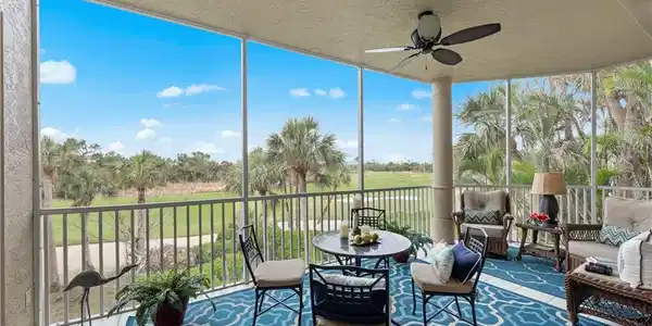 Image 2: Sunroom with ceiling fan